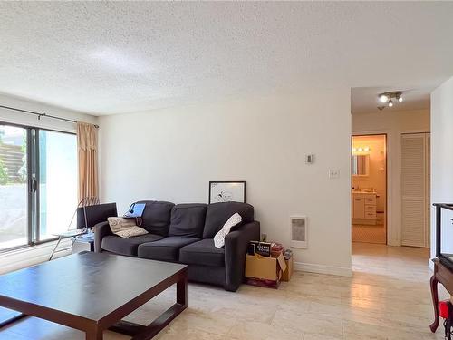 116-290 Regina Ave, Saanich, BC - Indoor Photo Showing Living Room