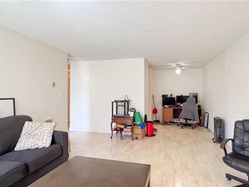 116-290 Regina Ave, Saanich, BC - Indoor Photo Showing Living Room