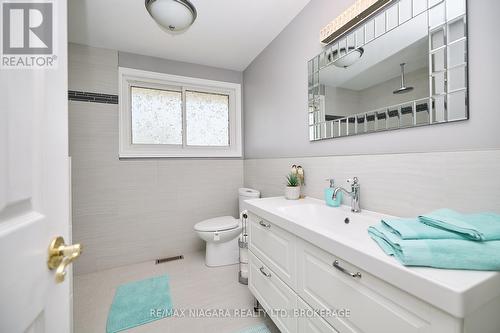 2065 Seventh St Louth, St. Catharines (454 - Rural Fourth), ON - Indoor Photo Showing Bathroom