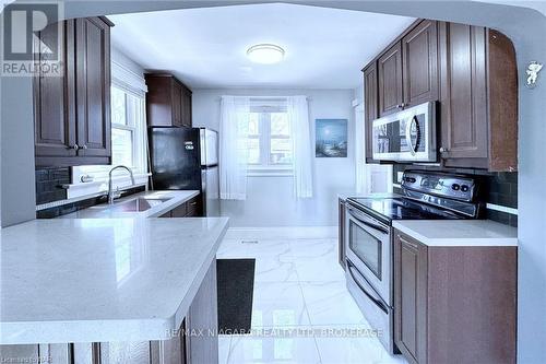 15 Oakridge Crescent, Port Colborne (878 - Sugarloaf), ON - Indoor Photo Showing Kitchen