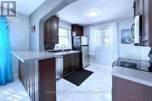 15 Oakridge Crescent, Port Colborne (878 - Sugarloaf), ON - Indoor Photo Showing Kitchen