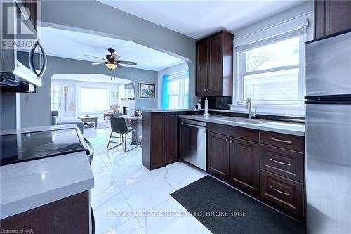 15 Oakridge Crescent, Port Colborne (878 - Sugarloaf), ON - Indoor Photo Showing Kitchen