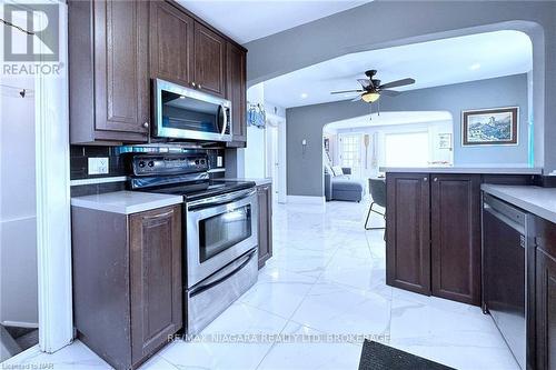 15 Oakridge Crescent, Port Colborne (878 - Sugarloaf), ON - Indoor Photo Showing Kitchen