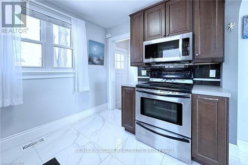 15 Oakridge Crescent, Port Colborne (878 - Sugarloaf), ON - Indoor Photo Showing Kitchen