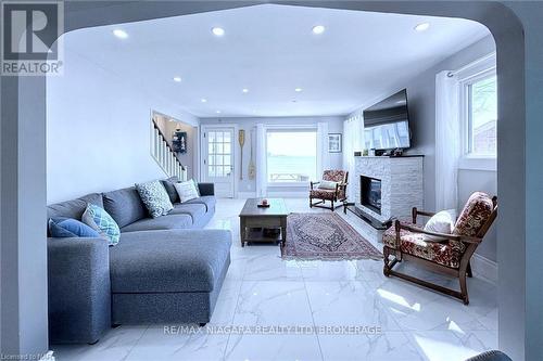 15 Oakridge Crescent, Port Colborne (878 - Sugarloaf), ON - Indoor Photo Showing Living Room With Fireplace