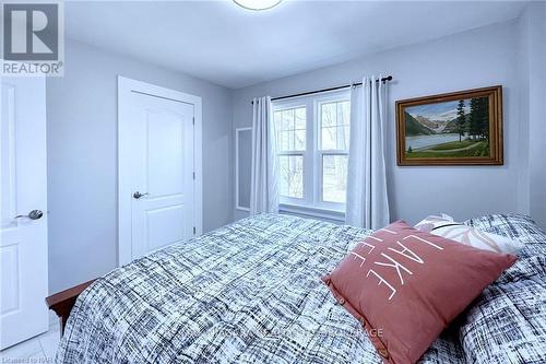 15 Oakridge Crescent, Port Colborne (878 - Sugarloaf), ON - Indoor Photo Showing Living Room With Fireplace