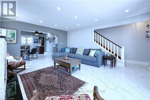 15 Oakridge Crescent, Port Colborne (878 - Sugarloaf), ON - Indoor Photo Showing Living Room