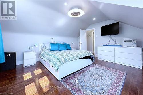 15 Oakridge Crescent, Port Colborne (878 - Sugarloaf), ON - Indoor Photo Showing Bedroom