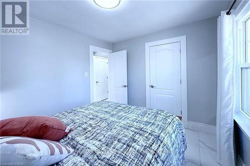 15 Oakridge Crescent, Port Colborne (878 - Sugarloaf), ON - Indoor Photo Showing Bedroom