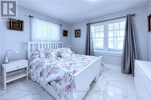 15 Oakridge Crescent, Port Colborne (878 - Sugarloaf), ON - Indoor Photo Showing Bedroom