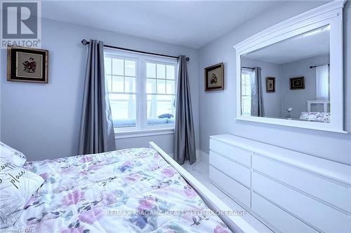 15 Oakridge Crescent, Port Colborne (878 - Sugarloaf), ON - Indoor Photo Showing Bedroom