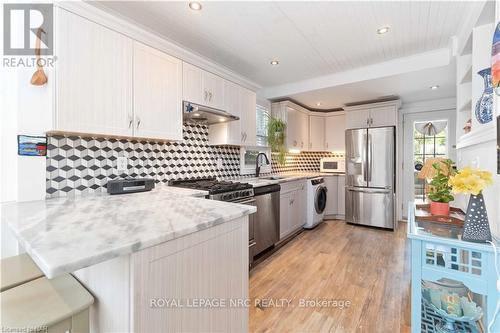 21 Johnston Street, St. Catharines (438 - Port Dalhousie), ON - Indoor Photo Showing Kitchen With Upgraded Kitchen