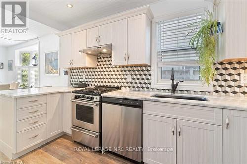 21 Johnston Street, St. Catharines (438 - Port Dalhousie), ON - Indoor Photo Showing Kitchen With Double Sink With Upgraded Kitchen