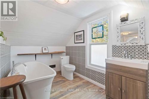 21 Johnston Street, St. Catharines (438 - Port Dalhousie), ON - Indoor Photo Showing Bathroom