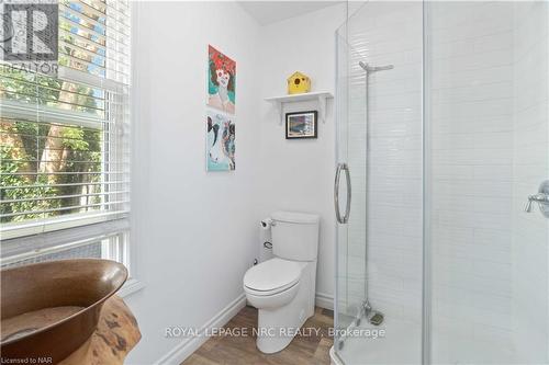 21 Johnston Street, St. Catharines (438 - Port Dalhousie), ON - Indoor Photo Showing Bathroom