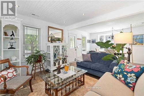 21 Johnston Street, St. Catharines (438 - Port Dalhousie), ON - Indoor Photo Showing Living Room