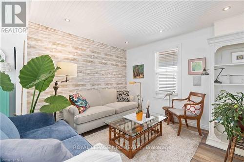 21 Johnston Street, St. Catharines (438 - Port Dalhousie), ON - Indoor Photo Showing Living Room