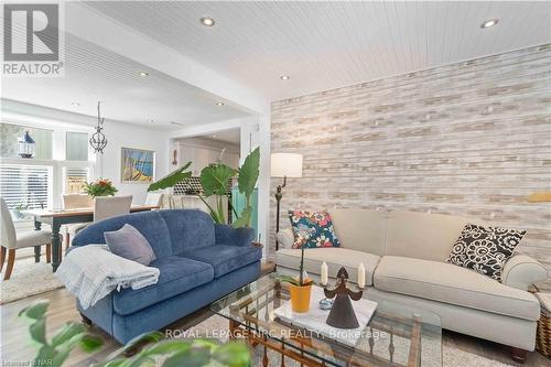 21 Johnston Street, St. Catharines (438 - Port Dalhousie), ON - Indoor Photo Showing Living Room