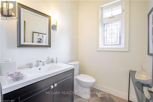 1 Tuscany Court, St. Catharines (453 - Grapeview), ON - Indoor Photo Showing Bathroom