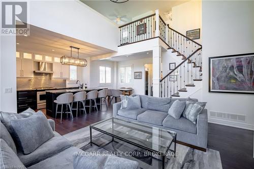 1 Tuscany Court, St. Catharines (453 - Grapeview), ON - Indoor Photo Showing Living Room