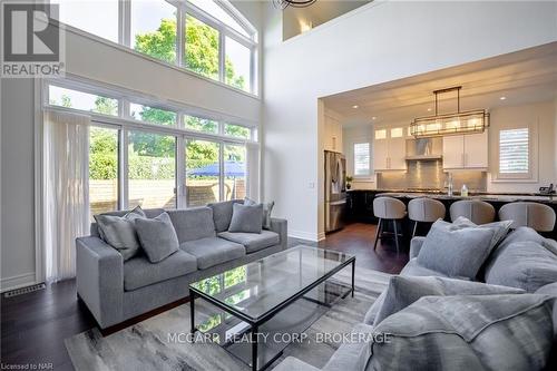 1 Tuscany Court, St. Catharines (453 - Grapeview), ON - Indoor Photo Showing Living Room