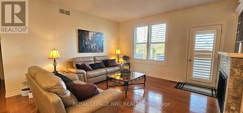 7 Scottdale Court, Pelham (662 - Fonthill), ON - Indoor Photo Showing Living Room With Fireplace