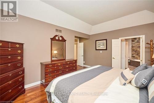 7 Scottdale Court, Pelham (662 - Fonthill), ON - Indoor Photo Showing Bedroom