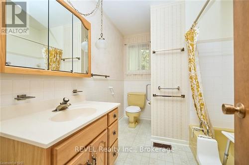 647 Vine Street, St. Catharines (437 - Lakeshore), ON - Indoor Photo Showing Bathroom