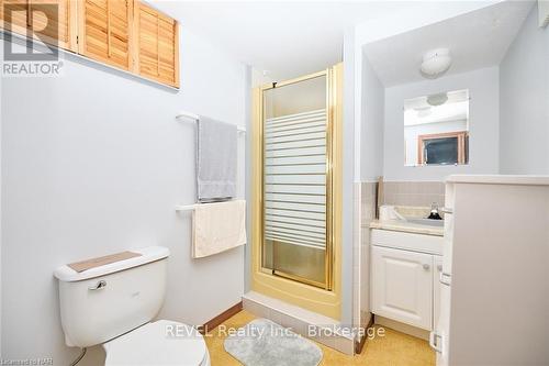 647 Vine Street, St. Catharines (437 - Lakeshore), ON - Indoor Photo Showing Bathroom