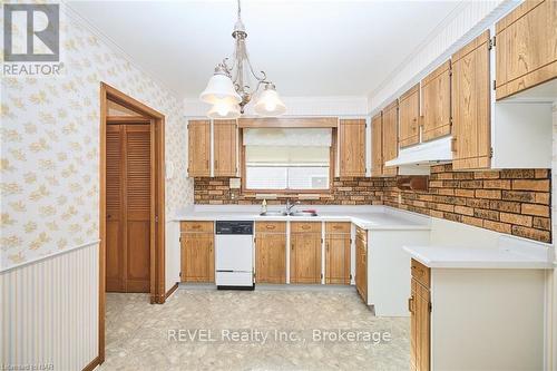 647 Vine Street, St. Catharines (437 - Lakeshore), ON - Indoor Photo Showing Kitchen With Double Sink