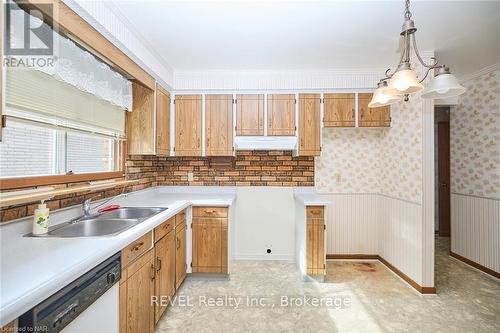 647 Vine Street, St. Catharines (437 - Lakeshore), ON - Indoor Photo Showing Kitchen With Double Sink