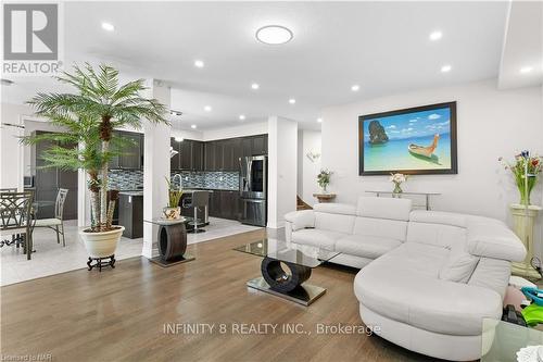 7673 Hackberry Trail, Niagara Falls (222 - Brown), ON - Indoor Photo Showing Living Room