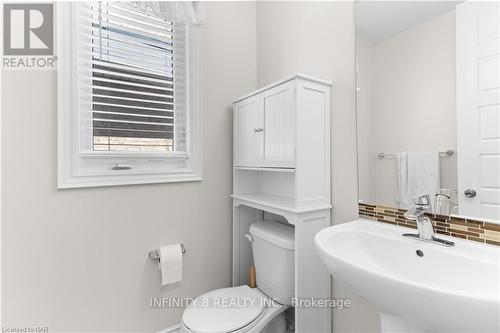 7673 Hackberry Trail, Niagara Falls (222 - Brown), ON - Indoor Photo Showing Bathroom