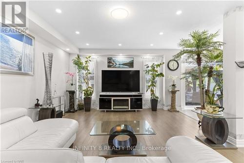 7673 Hackberry Trail, Niagara Falls (222 - Brown), ON - Indoor Photo Showing Living Room