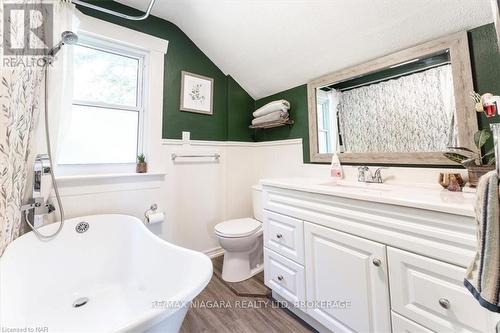 141 Princess Street, Port Colborne (878 - Sugarloaf), ON - Indoor Photo Showing Bathroom