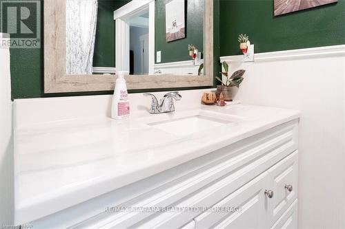 141 Princess Street, Port Colborne (878 - Sugarloaf), ON - Indoor Photo Showing Bathroom