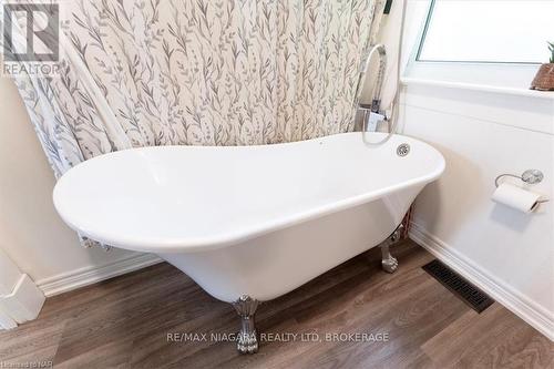 141 Princess Street, Port Colborne (878 - Sugarloaf), ON - Indoor Photo Showing Bathroom