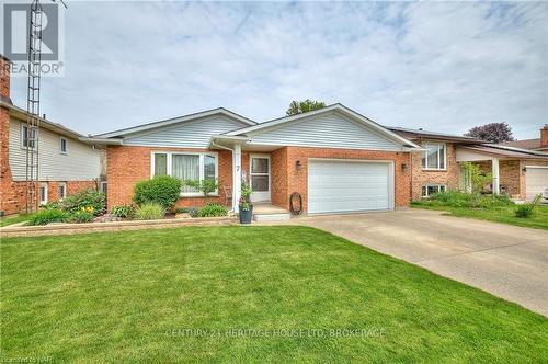 7 Huntington Lane, St. Catharines (453 - Grapeview), ON - Outdoor With Facade