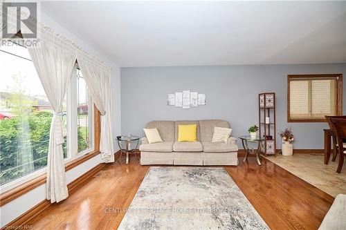 7 Huntington Lane, St. Catharines (453 - Grapeview), ON - Indoor Photo Showing Living Room