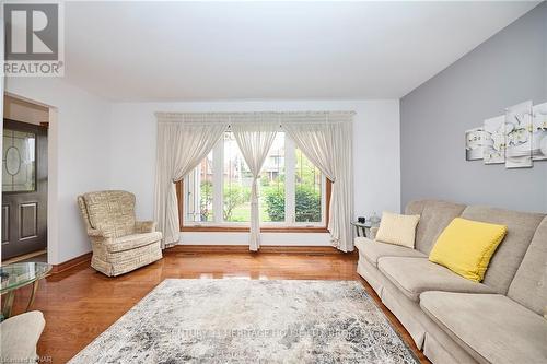 7 Huntington Lane, St. Catharines (453 - Grapeview), ON - Indoor Photo Showing Living Room