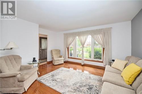 7 Huntington Lane, St. Catharines (453 - Grapeview), ON - Indoor Photo Showing Living Room