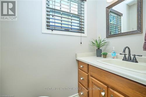 353 Daytona Drive, Fort Erie (334 - Crescent Park), ON - Indoor Photo Showing Bathroom