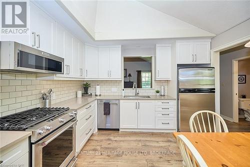 353 Daytona Drive, Fort Erie (334 - Crescent Park), ON - Indoor Photo Showing Kitchen With Upgraded Kitchen