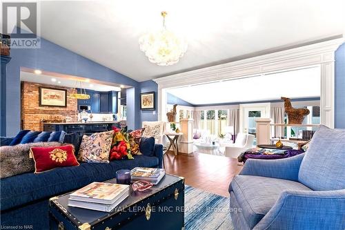 94 Prideaux Street, Niagara-On-The-Lake (101 - Town), ON - Indoor Photo Showing Living Room