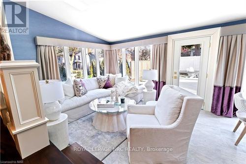 94 Prideaux Street, Niagara-On-The-Lake (101 - Town), ON - Indoor Photo Showing Living Room