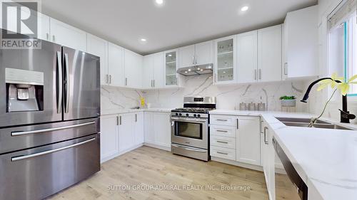 14 Metcalfe Drive, Bradford West Gwillimbury, ON - Indoor Photo Showing Kitchen With Double Sink With Upgraded Kitchen