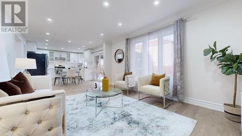 14 Metcalfe Drive, Bradford West Gwillimbury, ON - Indoor Photo Showing Living Room