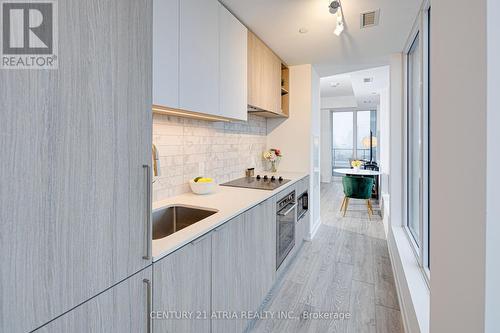 1820 - 2020 Bathurst Street, Toronto, ON - Indoor Photo Showing Kitchen With Upgraded Kitchen