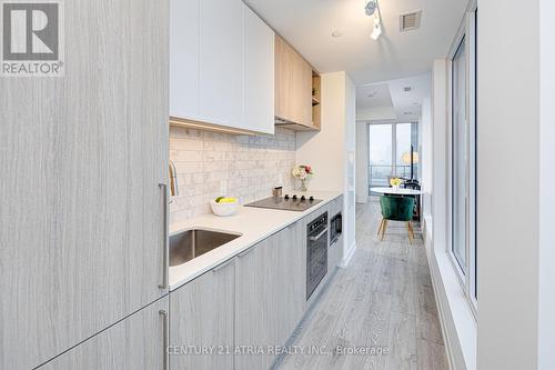 1820 - 2020 Bathurst Street, Toronto, ON - Indoor Photo Showing Kitchen With Upgraded Kitchen