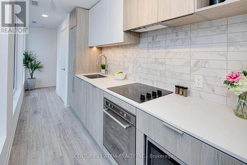 1820 - 2020 Bathurst Street, Toronto, ON - Indoor Photo Showing Kitchen With Upgraded Kitchen